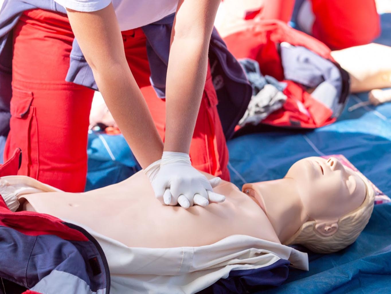 Prvá pomoc: Základné zručnosti pri náhlych situáciách, ktoré môžu zachrániť život